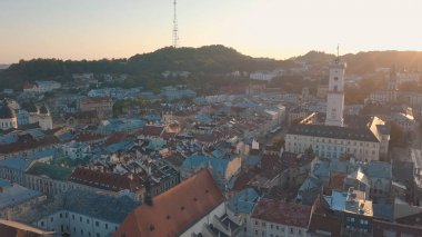 Aerial City Lviv, Ukrayna. Avrupa şehri. Şehrin Popüler Alanları. Belediye Binası