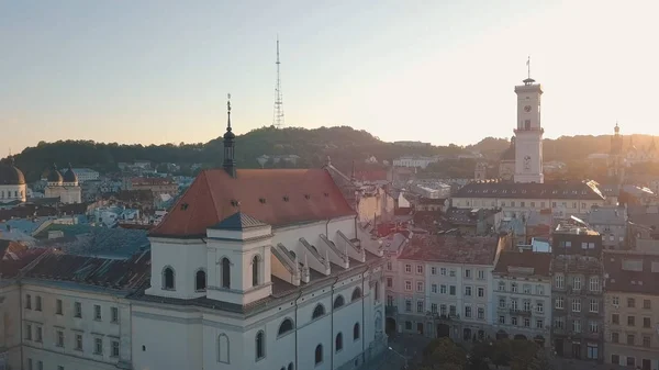 Aerial City Lviv, Ukraine. La ville européenne. Quartiers populaires de la ville. Hôtel de ville — Photo