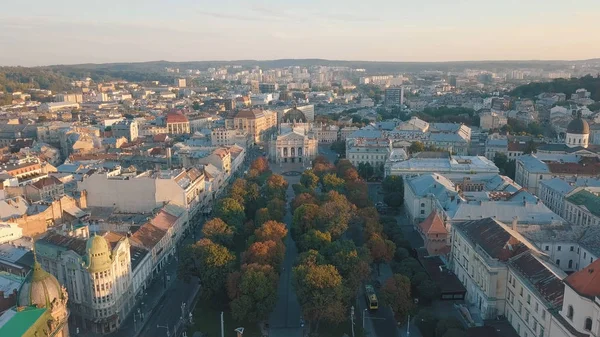 Aerial City Lviv, Ukraine. La ville européenne. Les quartiers populaires de la ville. Opéra de Lviv — Photo