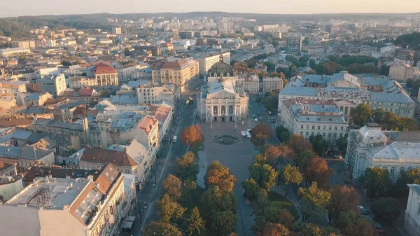 Aerial City Lviv, Ukraine. La ville européenne. Les quartiers populaires de la ville. Opéra de Lviv — Photo