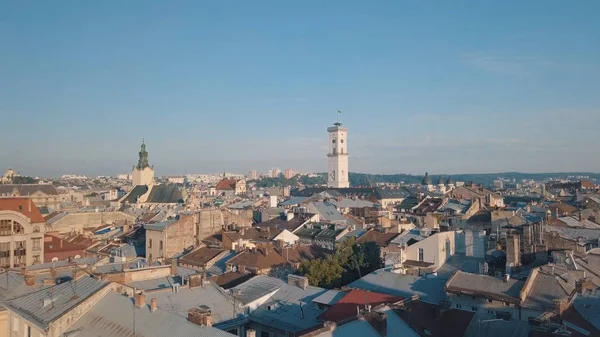 Aerial City Lviv, Oekraïne. Europese stad. Populaire gebieden van de stad. Stadhuis — Stockfoto
