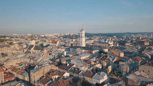 Aerial City Lviv, Ukraine. La ville européenne. Quartiers populaires de la ville. Hôtel de ville — Photo