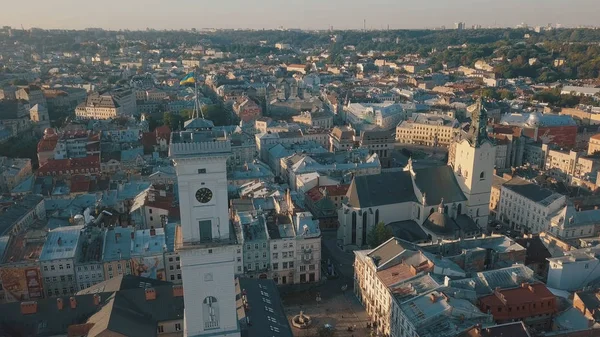 Aerial City Lviv, Ukraina. Europeisk stad. Populära områden i staden. Rådhuset — Stockfoto