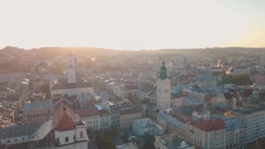 Aerial City Lviv, Ukrayna. Avrupa şehri. Şehrin Popüler Alanları. Belediye Binası