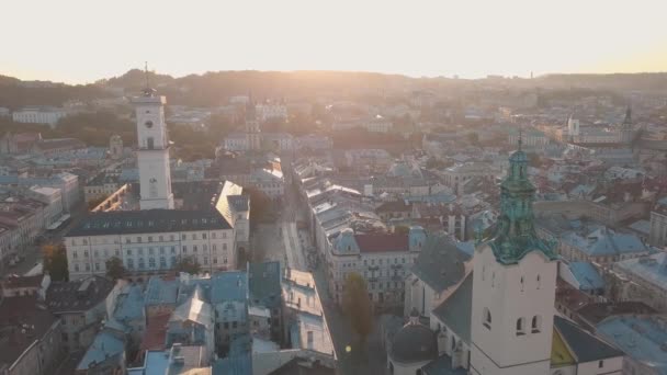 Aerial City Lviv, Oekraïne. Europese stad. Populaire gebieden van de stad. Stadhuis — Stockvideo