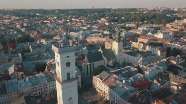Aerial City Lviv, Ukrayna. Avrupa şehri. Şehrin Popüler Alanları. Belediye Binası