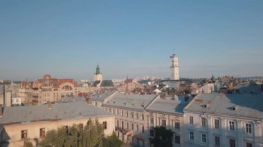 Aerial City Lviv, Ukrayna. Avrupa şehri. Şehrin Popüler Alanları. Belediye Binası