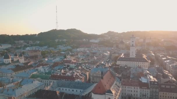 Aerial City Lviv, Ukraina. Europeisk stad. Populära områden i staden. Rådhuset — Stockvideo