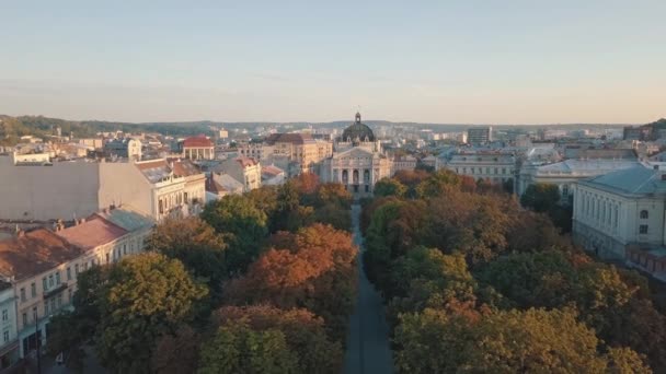 空中都市リヴィウ、ウクライナ。ヨーロッパの都市。街の人気のエリアです。リヴィウ オペラ — ストック動画