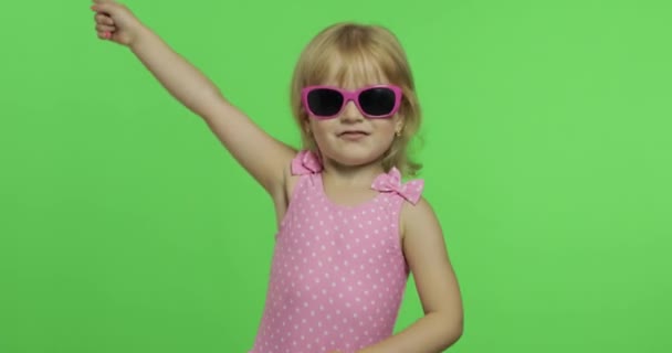 Niño en traje de baño rosa haciendo ejercicios deportivos, entrenamiento de fitness chica y baile — Vídeos de Stock