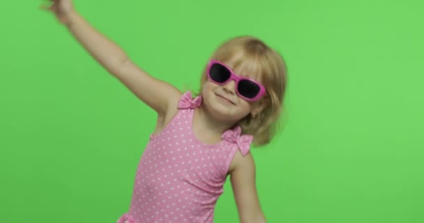 Ребенок в розовом купальнике занимается спортом, тренируется и танцует — стоковое видео