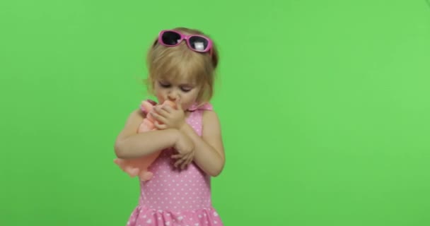 Kind in roze badpak spelen met een Toy Pig. Chroma Key — Stockvideo