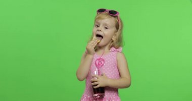 Pembe mayogiyen çocuk, saman içen meyve suyu kokteyli içer. Renk Anahtarı