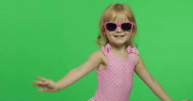 Pembe mayo çocuk spor egzersizleri yapıyor, kız fitness eğitimi, dans