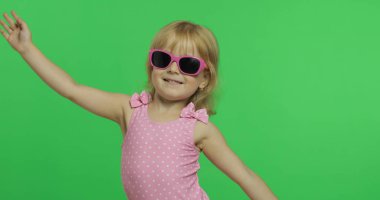 Pembe mayo çocuk spor egzersizleri yapıyor, kız fitness eğitimi, dans