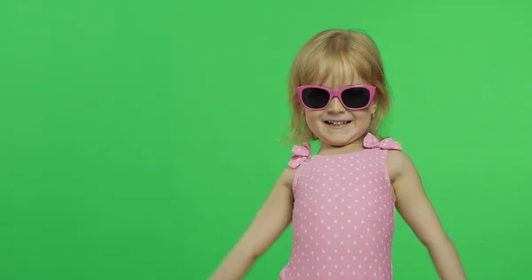 Menina feliz e bonita de fato de banho rosa e óculos de sol. Férias. Chave Chroma — Fotografia de Stock