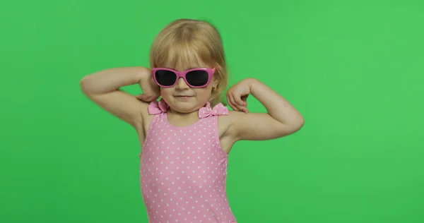 Barn i rosa baddräkt gör idrotts övningar, flicka fitness utbildning, Dans — Stockfoto