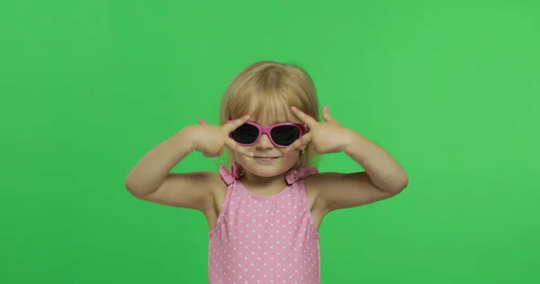 Lycklig, Söt barnflicka i rosa baddräkt och solglasögon. Semester. Chroma Key — Stockfoto