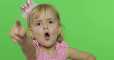 Pembe mayolu pozitif kız duygusal olarak bir şeye işaret ediyor. Renk Anahtarı