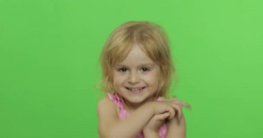 Kız duygusal yüzleri yapar ve pembe mayo elleri ile sallayarak. Renk Anahtarı