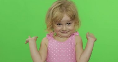 Kız duygusal yüzler yapar ve o bilmediğini bir el hareketi gösterir