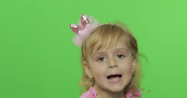 Positiv jente synger følelsesmessig til et kamera i rosa badedrakt. Kromnøkkelen – stockvideo