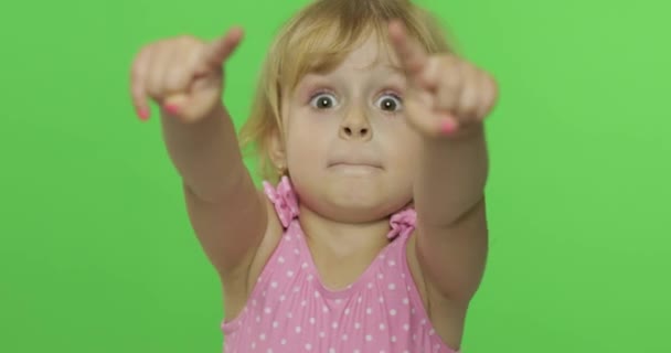 Positiv tjej i rosa baddräkt känslomässigt pekar på något. Chroma Key — Stockvideo