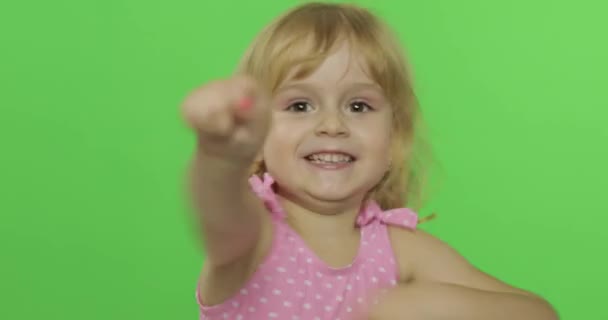 Chica emocionalmente hacer caras y latiendo con los puños en traje de baño rosa. Clave de croma — Vídeos de Stock