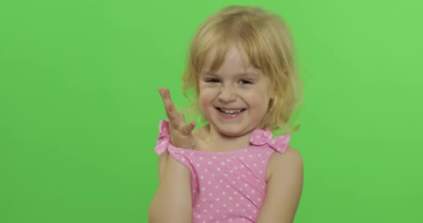 긍정적 인 소녀는 감정적으로 분홍색 수영복에 웃음. 세로클로즈업. 크로마 키 — 비디오