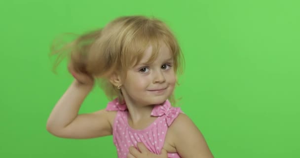 かわいい子供は感情的にピンクの水着で顔と笑顔を作ります。クロマキー — ストック動画