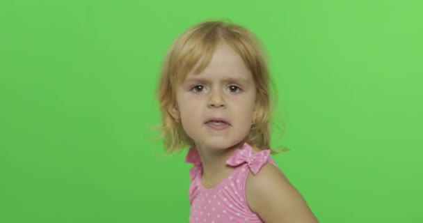 ピンクの水着を着てカメラに向かって感情的に話している子供。肖像 画。クロマキー — ストック動画