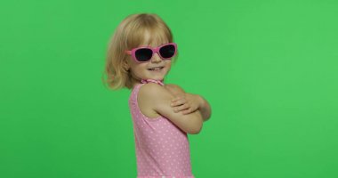 Pembe mayo çocuk spor egzersizleri yapıyor, kız fitness eğitimi, dans