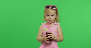 Pembe mayogiyen çocuk, saman içen meyve suyu kokteyli içer. Renk Anahtarı