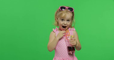 Pembe mayogiyen çocuk, saman içen meyve suyu kokteyli içer. Renk Anahtarı