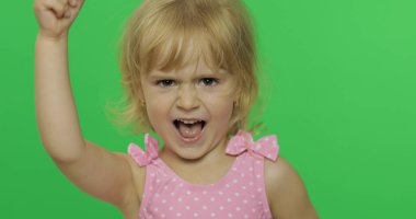 Kızgın kız duygusal yüzler yapmak ve pembe mayo öfke göstermek. Renk Anahtarı