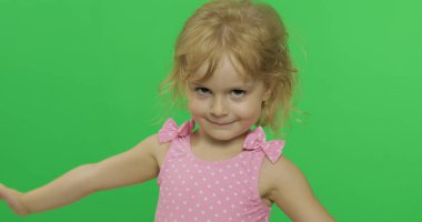 Pembe mayogiymiş güzel bir çocuk. Portre yakın. Renk Anahtarı