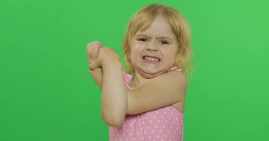 Kızgın kız duygusal yüzler yapmak ve pembe mayo öfke göstermek. Renk Anahtarı