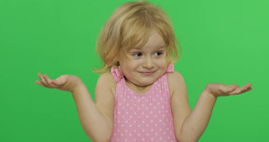 Kız duygusal yüzler yapar ve o bilmediğini bir el hareketi gösterir