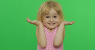 Kız duygusal yüzler yapar ve o bilmediğini bir el hareketi gösterir