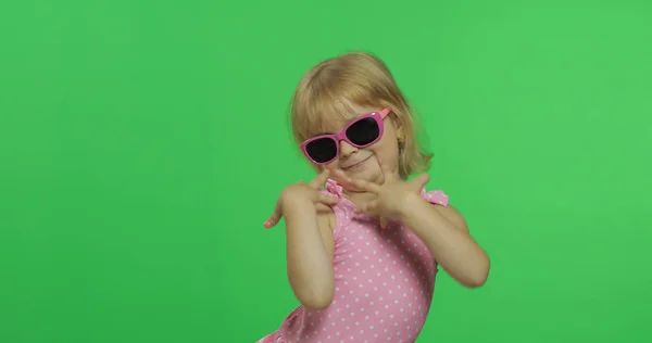 Menina feliz e bonita de fato de banho rosa e óculos de sol. Férias. Chave Chroma — Fotografia de Stock