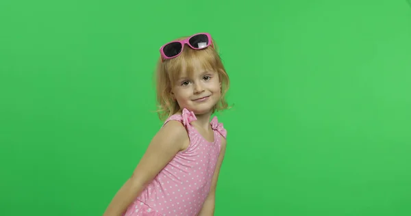 Gelukkig, mooi kind meisje in roze badpak en zonnebril. Vakantie. Chroma Key — Stockfoto