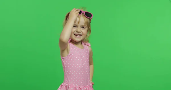 Lycklig, Söt barnflicka i rosa baddräkt och solglasögon. Semester. Chroma Key — Stockfoto