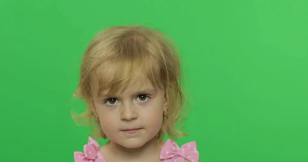 Criança bonita de fato de banho rosa. Retrato de perto. Chave Chroma — Fotografia de Stock