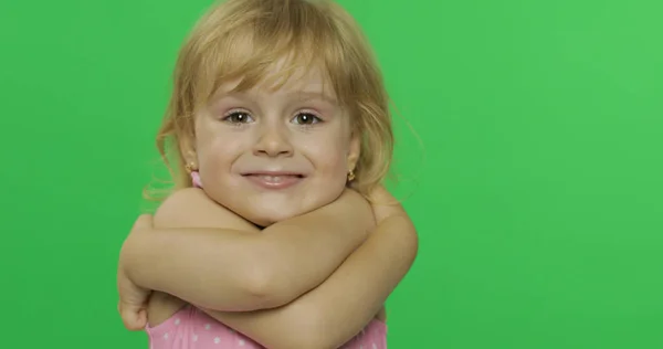 Menina positiva emocionalmente faz abraços e sorrir em maiô rosa. Chave Chroma — Fotografia de Stock