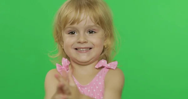 Uma criança bonita de fato de banho rosa sorri. Retrato de perto. Chave Chroma — Fotografia de Stock