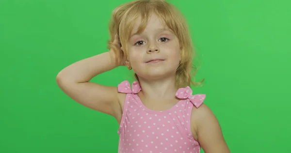 Niña bonita en traje de baño rosa. Retrato de cerca. Clave de croma — Foto de Stock