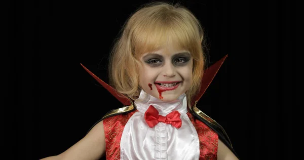 德拉库拉的孩子化妆之间的女孩。她脸上有血的吸血鬼小孩 — 图库照片