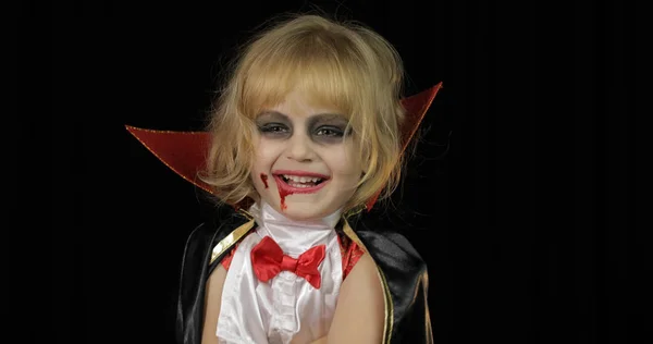 Drakula çocuk. Cadılar Bayramı makyajlı kız. Yüzünde kan olan vampir çocuk. — Stok fotoğraf