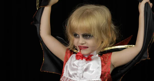 Niño Drácula. Chica con maquillaje de Halloween. Niña vampiro con sangre en la cara — Foto de Stock