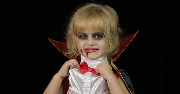 Dracula child. Girl with halloween make-up. Vampire kid with blood on her face — Stock Photo, Image